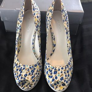 NEVER WORN! Aldo satin peep toe pumps (US 9)